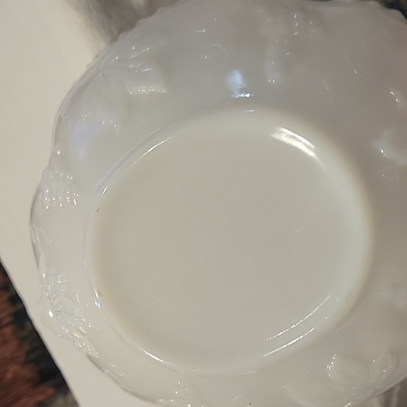 Milk glass Fruit bowl,grape raised pattern,euc - Picture 3 of 6